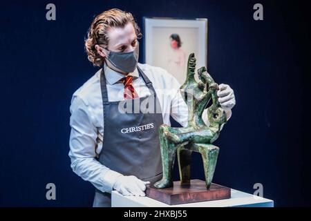 London UK 11 March 2022  Henry Moore,  Mother and Child Est £250,000 – 350,000 Highlights from Christies Modern British and Irish Art Evening sale ,London 22 March 2022 Paul Quezada-Neiman/Alamy Live News Stock Photo