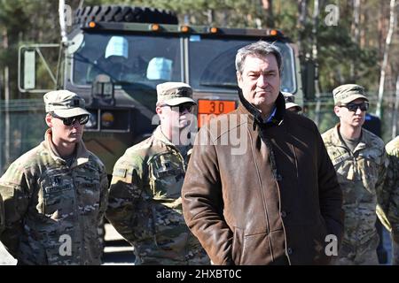 Markus SOEDER (Prime Minister of Bavaria and CSU Chairman) with US soldiers. Prime Minister Dr. Markus Soeder visits the US military training area Grafenwoehr, headquarters of the 7th Army Training Command on March 11th, 2022. Stock Photo