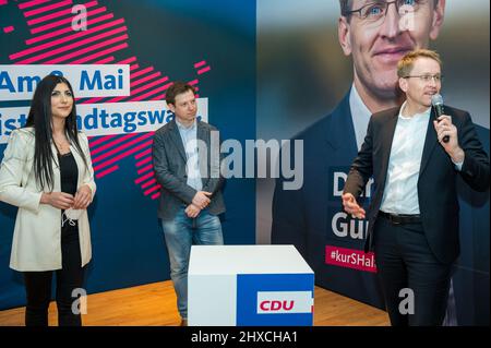 Der Landesvorsitzende der CDU, Ministerpräsident Daniel Günther, eröffnet gemeinsam mit Seyran Papo und Tobias von der Heide den Showroom Stock Photo