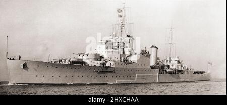 HMS Birmingham, a Southampton-class light cruiser, a sub-class of the Town class.  From British Warships, published 1940 Stock Photo