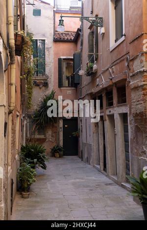 Narrow cul-de-sac in a residential neighborhood in the historic center of Venice, Italy Stock Photo