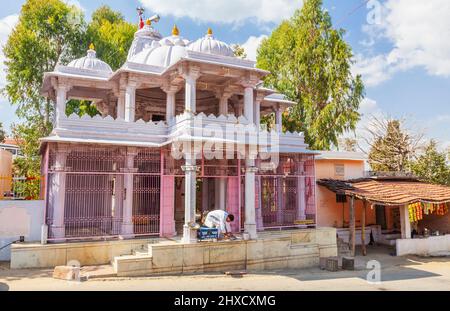 Small Jain temple near Kumbhalgarh Fort on the westerly range of Aravalli Hills, Rajsamand district near Udaipur, Rajasthan, western India Stock Photo