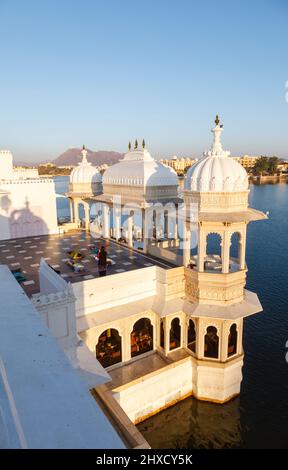 Morning view over the 5 star Taj Lake Palace Hotel on Jag Niwas Island on Lake Pichola, Udaipur, Indian state of Rajasthan on a sunny day Stock Photo