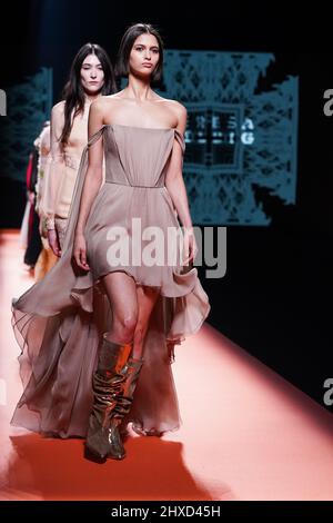 A model walks the runway at the Andres Sarda fashion show during Mercedes  Benz Fashion Week Madrid March 2022 edition at IFEMA. (Photo by Atilano  Garcia / SOPA Images/Sipa USA Stock Photo 