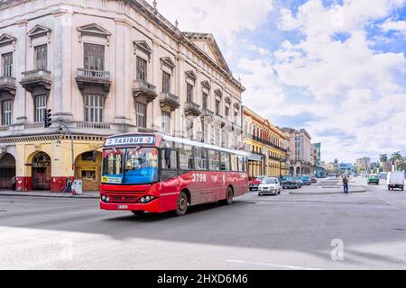 Taxi Bus Driving By The Payret Movie Theater, Havana, Cuba, March 2017 Stock Photo