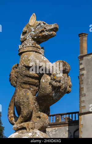 England, Dorset, Sherborne, Sherborne Castle a 16th century Tudor Mansion built by Sir Walter Raleigh in 1594, Gateway Dog Statue Stock Photo