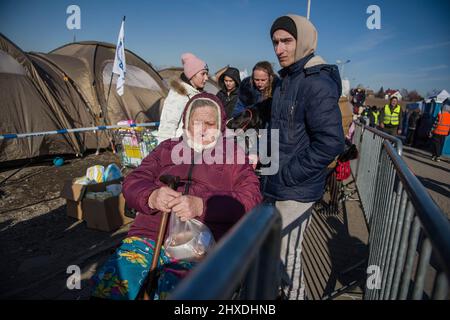 Medyka, Poland. 11th Mar, 2022. An elderly Ukrainian refugee queuing to board on a coach that takes refugees to Przemysl. Ukrainian refugees at Medyka border crossing on the 16th day of Russian invasion in Ukraine. (Photo by Attila Husejnow/SOPA Images/Sipa USA) Credit: Sipa USA/Alamy Live News Stock Photo