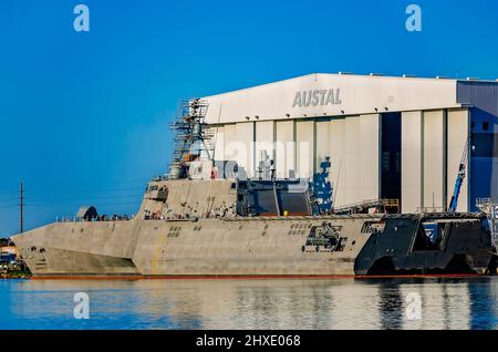 USS Canberra (LCS 30), a littoral combat ship, is docked at Austal USA’s ship manufacturing facility, March 10, 2022, in Mobile, Alabama. Stock Photo