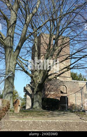 Ruine Alte Kirche, deren Kirchturm 1921 durch einen Orkan zerstört wurde, Nordrhein-Westfalen, Deutschland, Merzenich