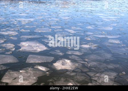 Crack forming on the very thin Ice of big Lake Butte des Morts