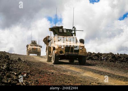 Hilo, Hawaii, USA. 3rd Mar, 2022. U.S. Marines with 1st Battalion, 12th Marines, 3d Marine Division fire a joint light tactical vehicle mounted M240B machine gun while conducting a convoy movement during Spartan Fury 22.1 at Pohakuloa Training Area, Hawaii, March 3, 2022. Spartan Fury is a Battalion level training exercise designed to refine long-range communications through naval asset integration, mission processing from battalion to firing sections, and 21st Century Foraging. Credit: U.S. Marines/ZUMA Press Wire Service/ZUMAPRESS.com/Alamy Live News Stock Photo