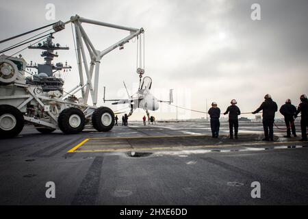 Naval Station Norfolk, Sailors, U.S. Navy Stock Photo - Alamy