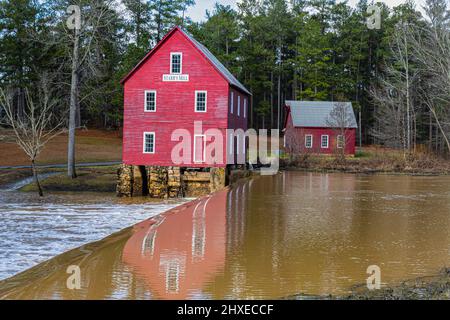 Historic Starr's Mill on Whitewater Creek, Fayetteville, Georgia, USA Stock Photo