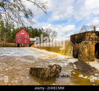 Historic Starr's Mill on Whitewater Creek, Fayetteville, Georgia, USA Stock Photo