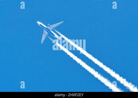 delta airliner in flight Stock Photo