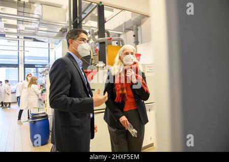 NRW Science Minister Isabel PFEIFFER-POENSGEN, independent, with Dr. Harun TUEYSUEZ (TÃ ysÃ z) (group leader MPI), in the laboratory for heterogeneous catalysis visit of the Max Planck Institute (MPI) für Kohlenforschung, on March 4th, 2022 in Muelheim an der Ruhr / Germany Stock Photo