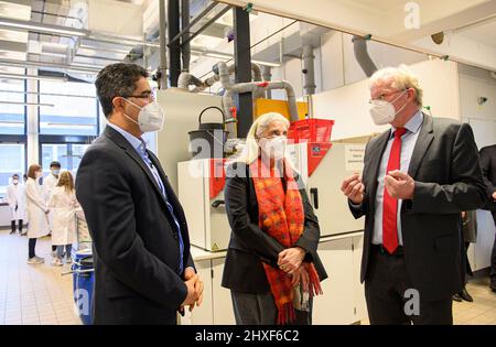 NRW Science Minister Isabel PFEIFFER-POENSGEN, independent, Managing Director Prof. Dr. Ferdi SCHUETH r. (SchÃ th) (Max Planck Institute for Coal Research), Dr. Harun TUEYSUEZ (TÃ ysÃ z) (group leader MPI), in the laboratory for heterogeneous catalysis visit of the Max Planck Institute (MPI) für Kohlenforschung, on March 4th, 2022 in Muelheim an der Ruhr/Germany Stock Photo