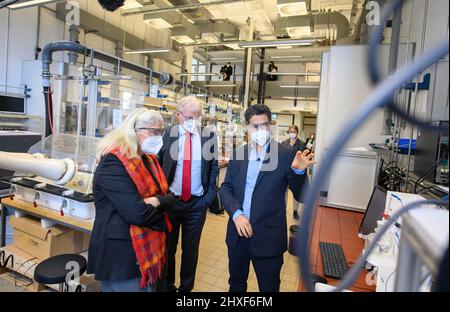 left to right NRW Science Minister Isabel PFEIFFER-POENSGEN, independent, Managing Director Prof. Dr. Ferdi SCHUETH (SchÃ th) (Max Planck Institute for Coal Research), Dr. Harun TUEYSUEZ (TÃ ysÃ z) (group leader MPI), in the laboratory for heterogeneous catalysis visit of the Max Planck Institute (MPI) für Kohlenforschung, on March 4th, 2022 in Muelheim an der Ruhr / Germany Stock Photo