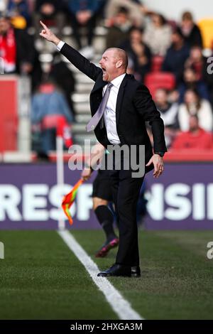 LONDON, UK. MAR 12TH Sean Dyche manager of Burnley gestures during the Premier League match between Brentford and Burnley at the Brentford Community Stadium, Brentford on Saturday 12th March 2022. (Credit: Tom West | MI News) Credit: MI News & Sport /Alamy Live News Stock Photo