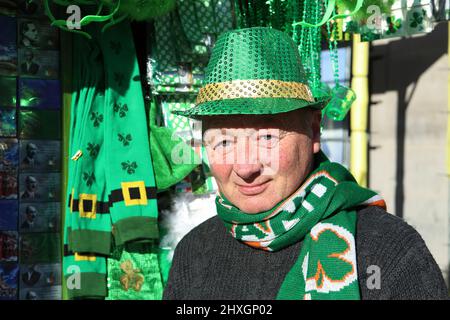 Jimmy the hat seller on O'connell street in Dublin, Making ready for the 2022 St Patricks day parade, after a two year absence. Stock Photo