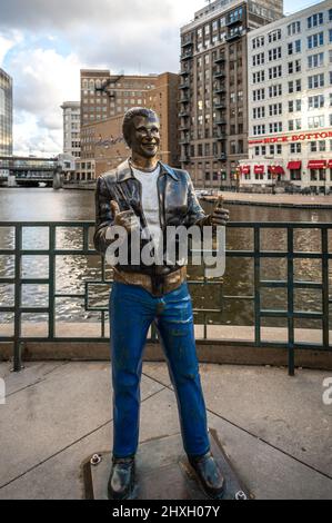 The Fonz statue in Milwaukee, Wisconsin celebrates Arthur Fonzarelli ...