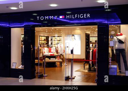 Forbedre konvertering Specialitet Branded Tommy Hilfiger store seen at Saint-Petersburg shopping center.  Several premium brands announced the termination of their activities in  Russia Stock Photo - Alamy