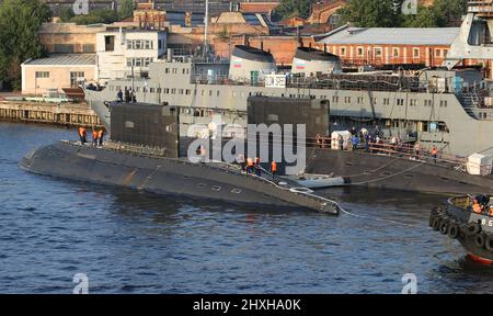 Russian navy attack submarines Improved Kilo class Project 636.3 (diesel-electric propulsion), sailors & crew maneuvers, moors to a second submarine Stock Photo