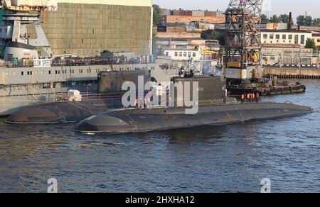 Russian navy attack submarines Improved Kilo class Project 636.3 (diesel-electric propulsion), sailors & crew maneuvers, moors to a second submarine Stock Photo