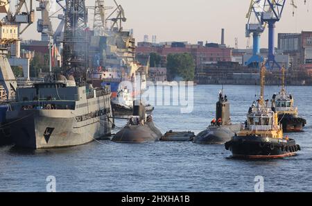 Russian navy attack submarines Improved Kilo class Project 636.3 (diesel-electric propulsion), sailors & crew maneuvers, moors to a second submarine Stock Photo