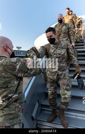 US Army soldiers with the 1st Armoured Brigade Combat Team, 3rd Infantry Division, arrive at Nuremberg International Airport on 28 February 2022 as part of the United States’ contribution to the NATO Response Force (NRF). The Fort Stewart, Georgia-based soldiers will be based in Grafenwöhr Training Area in the German state of Bavaria. The United States is sending thousands of troops to Europe to participate in the NRF, which was activated for the first time in history in a collective defence context.  (NATO Photo) Stock Photo