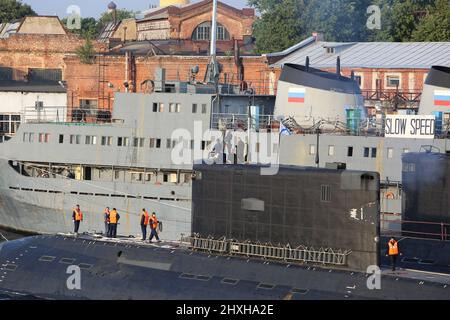 Russian navy attack submarines Improved Kilo class Project 636.3 (diesel-electric propulsion), sailors & crew maneuvers, moors to a second submarine Stock Photo