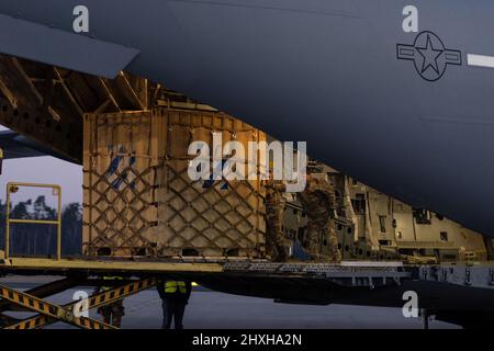 US Air Force airmen unload cargo from a C-17 Globemaster III transport aircraft at Nuremberg International Airport in Germany on 28 February 2022. The United States is sending thousands of troops to Europe to participate in the NATO Response Force, which was activated for the first time in history in a collective defence context.  (NATO Photo) Stock Photo