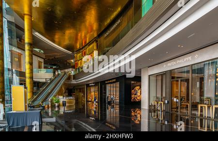 Bangkok, Thailand - Aug 16, 2020 : Interior of Icon Siam, luxury shopping  mall that located along Chao Phraya River. Luxury interior design, gold  colo Stock Photo - Alamy