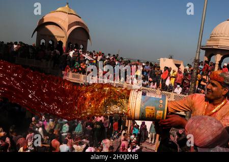 Uttar Pradesh, New Delhi, India. 12th Mar, 2022. A Hindu devotee throws colored water at a temple during ''Lathmar Holi'', in Nandgaon. (Credit Image: © Karma Sonam Bhutia/ZUMA Press Wire) Stock Photo