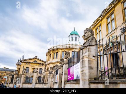 17 Sheldonian emperor heads infront of the History of Science Museum and the Sheldonian Theatre on Broad Street, Oxfor., The 17 stone heads depicting Stock Photo