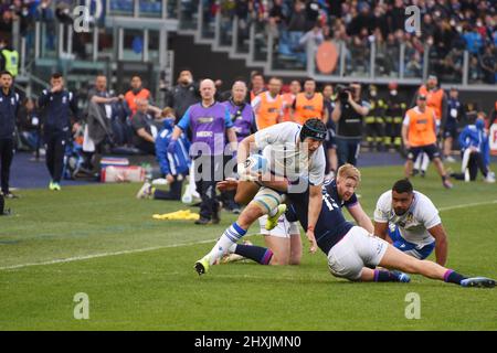 March 12, 2022, Rome, Lazio, Italy: Rome, Italy March 2022: Guinness Six Nations of rugby, the italian lock Federico Ruzza fight for the ball, with white shirt the Italian nation and with blue shirt Scotland. Scotland won 22-33  (Credit Image: © Pasquale Gargano/Pacific Press via ZUMA Press Wire) Stock Photo