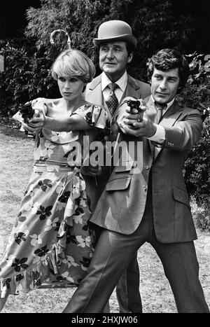 The Avengers will be coming back to the TV screen shortly, with a new leading lady in the form of lovely Joanna Lumley. Another new face will be that of Gareth Hunt, who will co-star with Joanna. Star of the series will be - as usual - Patrick Macnee who plays the stalwart John Steed. The trio are pictured ahead of the new series. 12th July 1976. Stock Photo