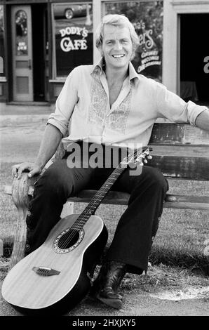 David Soul - singer, actor, musician, pictured in Los Angeles, with his guitar, on the set of Starsky and Hutch at 20th Century Fox Studios. In these pictures, David has just finished recording his first album, called 'David Soul'.  David Soul is well known for playing Detective Kenneth 'Hutch' Hutchinson in the ABC television series Starsky & Hutch from 1975 to 1979.  He became a British citizen in 2004. As a singer, David scored hits with 'Don't Give Up On Us' in 1976, 'Silver Lady' in 1977 amongst other hit singles and albums.  Picture taken 5th August 1976 Stock Photo