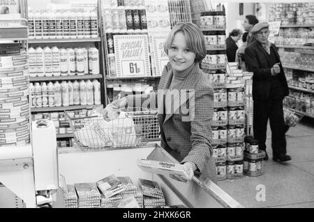 Tesco Supermarket Store, London, 9th May 1977. Tesco Supermarket Chain has made the decision to stop giving Green Shield Trading Stamps to customers. Green Shield Stamps is a British sales promotion scheme that rewards shoppers with stamps that could be redeemed, and used to buy gifts from a catalogue or from any affiliated retailer or gift centre. Joanne Walters, 18, of Elephant and Castle, London. Stock Photo