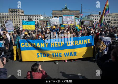 March 13, 2022, Berlin, Germany: On Sunday, people in Berlin voiced their condemnation of the ongoing Russian invasion of Ukraine. During an anti-war protest, protesters lined the streets in the German capital holding up several banners and waving Ukrainian flags. (Credit Image: © Michael Kuenne/PRESSCOV via ZUMA Press Wire) Stock Photo