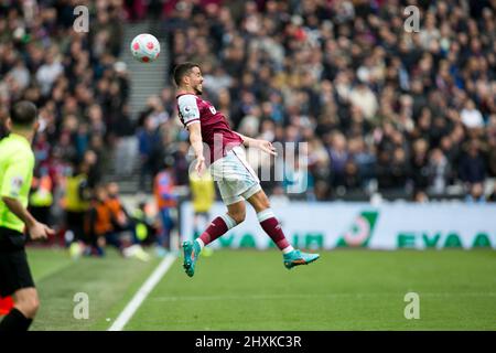 LONDON, UK. MAR 13TH Pablo Fornals of West Ham controls the ball during the Premier League match between West Ham United and Aston Villa at the London Stadium, Stratford on Sunday 13th March 2022. (Credit: Federico Maranesi | MI News) Credit: MI News & Sport /Alamy Live News Stock Photo