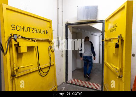 13 March 2022, Bavaria, Nuremberg: The airlock room at the entrance of the NBC bunker under the main station. The nuclear bunker was built in the seventies during the 'Cold War' and was supposed to offer citizens protection against nuclear weapons or even chemical and biological weapons of mass destruction.              (to dpa 'Civil defense, disaster control, self-protection: Who helps when and where?') Photo: Daniel Karmann/dpa Stock Photo