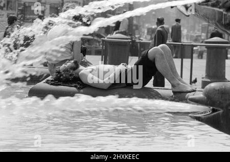 Summer Weather Pix, Trafalgar Square, London, 8th June 1976. People use fountains to keep cool. Stock Photo