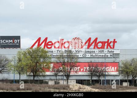 AMSTERDAM, NETHERLANDS - JULY 8, 2017: People walk by Media Markt store in  Amsterdam. Media Markt is the largest consumer electronics store chain in E  Stock Photo - Alamy