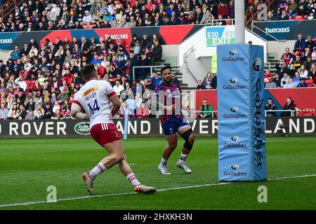 Cadan Murley of Harlequins Rugby, goes over for his second try in Bristol, United Kingdom on 3/13/2022. (Photo by Mike Jones/News Images/Sipa USA) Stock Photo