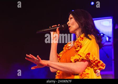 March 12, 2022: British singer / songwriter Sophie Ellis-Bextor performs a sold out show at the Sheffield City Hall on her 'Kitchen Disco' UK Tour 2022. Sophie was also accompanied by her husband on the bass guitar and brother on the drums. (Credit Image: © Myles Wright/ZUMA Press Wire) Stock Photo