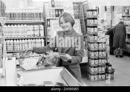 Tesco Supermarket Store, London, 9th May 1977. Tesco Supermarket Chain has made the decision to stop giving Green Shield Trading Stamps to customers. Green Shield Stamps is a British sales promotion scheme that rewards shoppers with stamps that could be redeemed, and used to buy gifts from a catalogue or from any affiliated retailer or gift centre. Joanne Walters, 18, of Elephant and Castle, London. Stock Photo