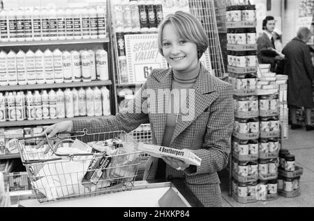 Tesco Supermarket Store, London, 9th May 1977. Tesco Supermarket Chain has made the decision to stop giving Green Shield Trading Stamps to customers. Green Shield Stamps is a British sales promotion scheme that rewards shoppers with stamps that could be redeemed, and used to buy gifts from a catalogue or from any affiliated retailer or gift centre. Joanne Walters, 18, of Elephant and Castle, London. Stock Photo