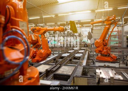 Industrial automatic robot arms in the production line, inteligent factory industry Stock Photo