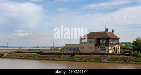 The Hope and Anchor public house, Sluice Road, Ferriby Sluice, Barton-upon-Humber, North Lincolnshire, England, UK - view of the Humber Bridge in the background. Stock Photo